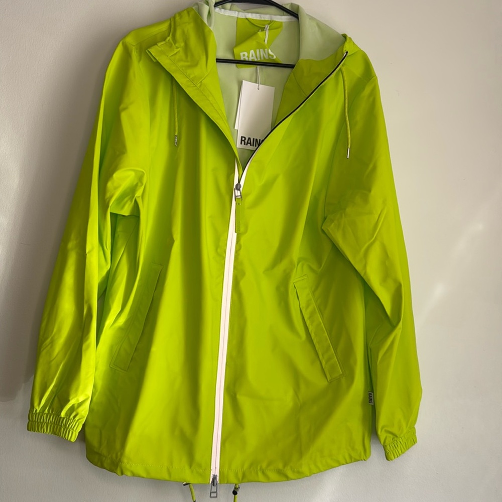 NWT Rains storm breaker